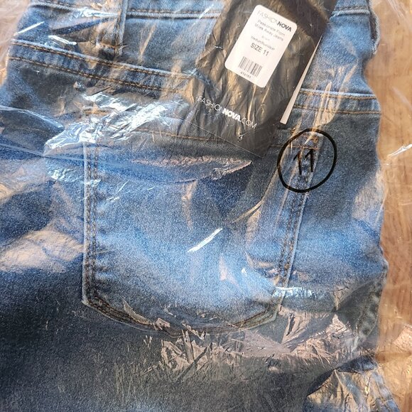 NWT Distressed skinny jeans - Picture 5 of 6